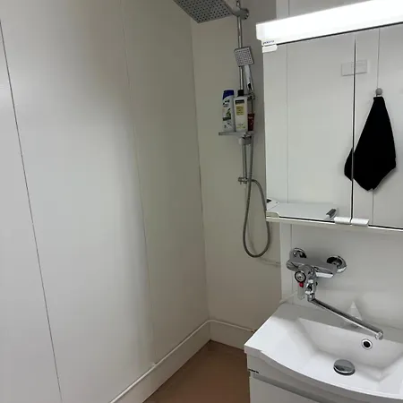 Modern And Spacious With A Separate Bedroom *