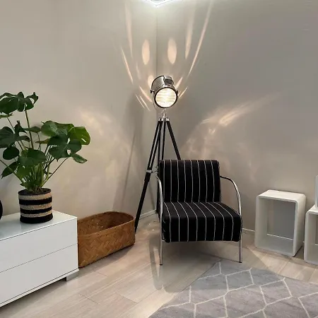 Modern And Spacious With A Separate Bedroom * ريهيماكي