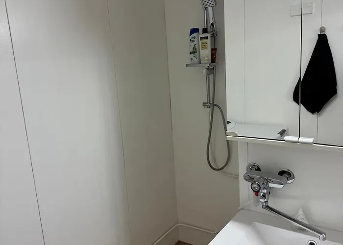 Modern And Spacious With A Separate Bedroom *